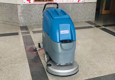 “超市化”菜市場快速清潔選用全自動洗地機